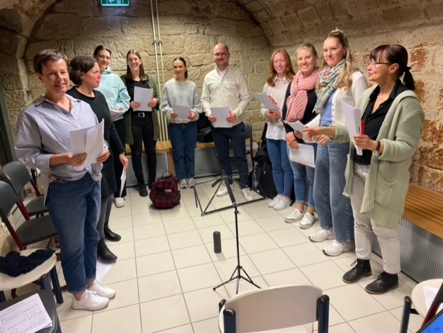 Seminar-Chormitglieder stehend